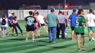Kadın futbolcular yeşil sahayı ringe çevirdi