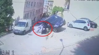 Kadının gücü...Park halindeyken hareket eden VIP minibüsü böyle tuttular
