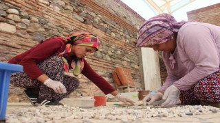 Kadınlardan bin 700 yıllık Sardes antik kentine ince dokunuş