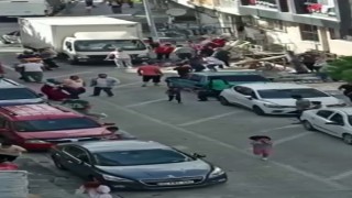 Kadınların kavgasına erkekler de dâhil oldu, ortalık savaş alanına döndü