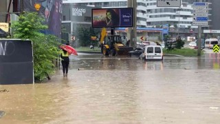 Kağıthane Cendere Caddesi su bastı araçlar sular altında kaldı