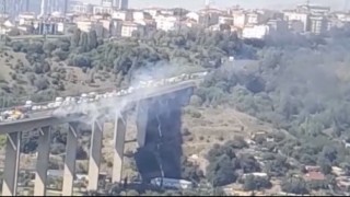 Kağıthane Sadabad Viyadüğünde bir otomobil alev alev yandı