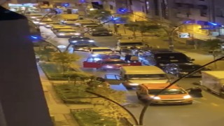 Kağıthanede asker eğlencesinde konvoy yapan bir grup caddeyi trafiğe kapatarak eğlendi