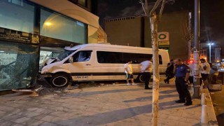 Kağıthanede öksürük krizi tutan şoför, servis aracıyla bankaya girdi: 1 yaralı