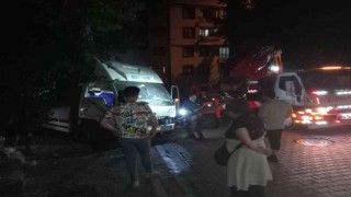 Kagıthanede yokuş aşağı kaçan nakliye kamyonu devrilerek durabildi