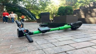 Kaldırıma düzensiz şekilde park edilen scooterlar yaya geçişini engelliyor