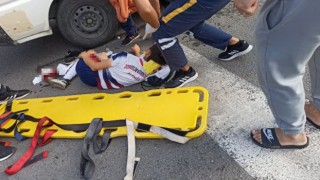 Kaldırımdan yürüyen çocuğun ayağının üzerinden otomobil geçti