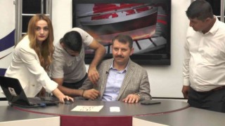 Kamera karışına geçen Vali haberleri sundu
