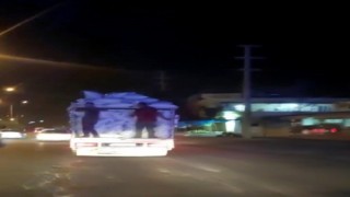 Kamyonet kasasında pes dedirten yolculuk kamerada