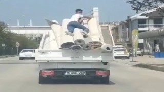 Kamyonet kasasında tehlikeli yolculuk