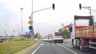 Kamyoneti otomobil gibi kullanan sürücü yürekleri ağıza getirdi