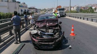 Kamyonetin üzerindeki tabela, otomobilin üzerine düştü
