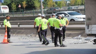 Kamyonetten yola düşen mermerler trafik polisini yaraladı