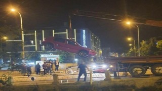 Kanala düşen aracın sürücüsü kazayı yara almadan atlattı