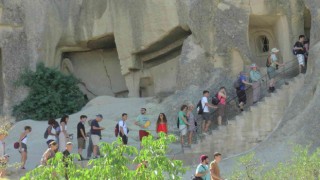 Kapadokyadaki kiliseleri gezmek için dakikalarca sıra beklediler