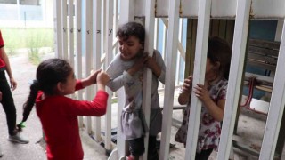 Kapısı kilitli yangın merdivenine giren çocuklar, demir parmaklıklardan güçlükle çıkarıldı