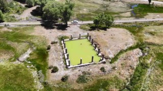 Kaplıca suyuna serinlemek için giriyorlar