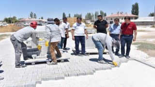 Karatayın dört bir tarafında parke yol çalışmaları sürüyor