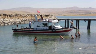 Karaya oturan teknenin yardımına çocuklar koştu