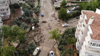 Karayla denizin birleştiği Mudanyada temizlik çalışmaları sabaha kadar sürecek