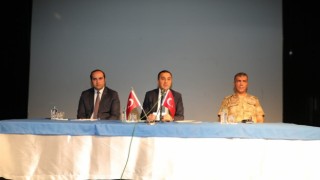 Kars Valisi Öksüz, muhtarlarla buluştu