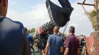 Karsta devrilen traktör altında can pazarı