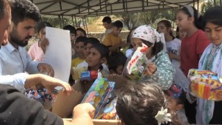 Karsta dağıttıkları oyuncaklarla çocukları sevindiriyorlar