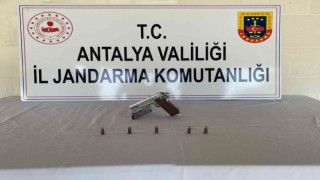 Kaşta jandarma ruhsatsız tabanca ele geçirdi