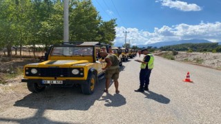 Kaşta jandarmadan safari aracı denetimi