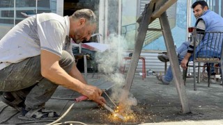 Kavurucu sıcaklarda demir doğrayarak mesleğini sürdürüyor