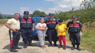 Kaybolan iki çocuğu 1 saat içinde bularak ailelerine teslim ettiler