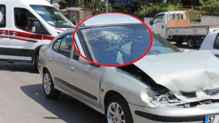 Kaza yapan araçta kafasını cama çarpan yolcu yaralandı
