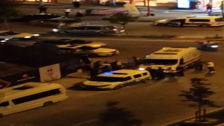Kazayı bırakıp kavgaya tutuştular