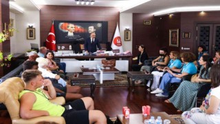 Keçiören Belediye Başkanı Altınok, Türk ve yabancı öğrencileri makamında ağırladı