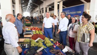 Kemer Belediyesinden vatandaşlara ve turistlere aşure ikramı