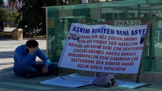 Kendisini terk eden eşine kent meydanında pankartlı özür