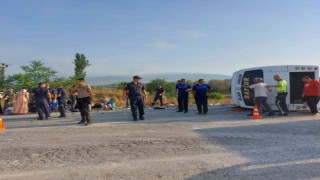 Kepsutta midibüs devrildi