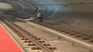 Keyif yapar gibi metro raylarına uzandı