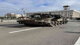 Kievde, Rus ordusunun ele geçirilen tankları sergileniyor
