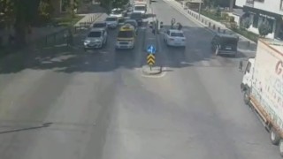 Kırmızı ışıkta durmayan bisikletliye otomobilin çarpması kamerada