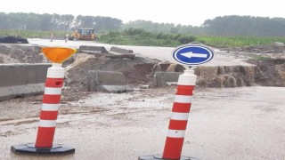 Kocaeli ve Sakaryayı bağlayan geçici yol ve köprü kalıplarını sel suları götürdü