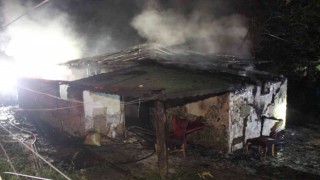 Kocaelide prefabrik ev alev alev yandı