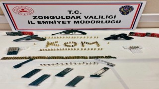 KOM ekiplerinin yakaladığı şüphelinin üzerinden tabancalar ve mermiler çıktı
