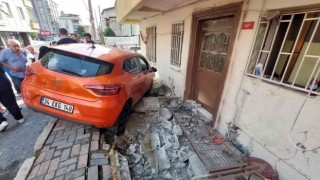 Kontrolden çıkan araç bahçeye girdi, o anlar kamerada