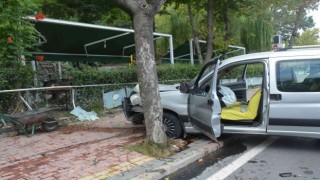 Kontrolden çıkan araç bir restoran duvarına çarparak durabildi, 2 kişi yaralandı