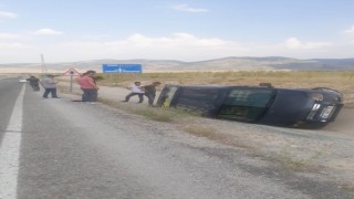 Kontrolden çıkan minibüs devrildi: 3 yaralı