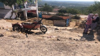 Kontrolden çıkan motosiklet ekmek yapan kadının üstüne devrildi