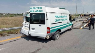 Kontrolden çıkan otomobil cenaze aracına çarptı: 2 yaralı