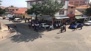 Kontrolden çıkan otomobil kahvehanede çay için müşteriye çarptı