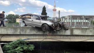 Köprünün korkulukları otomobile ok gibi saplandı: 1 yaralı